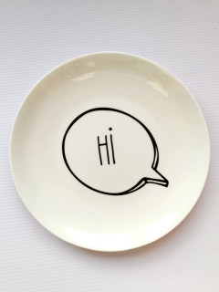 Декоративная фарфоровая настенная тарелка диаметр 22.7см "Hi"