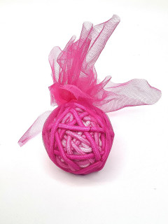 Декоративный шар в мягкой сеточке розовый