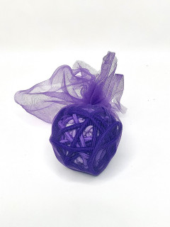 Декоративный шар в мягкой сеточке фиолетовый