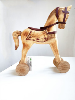 Декоративная лошадка из натурального дерева
